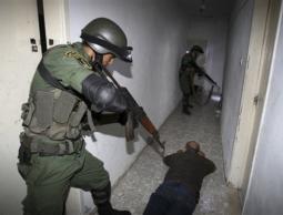 أمن عباس خلال اقتحامه بعض البيوت