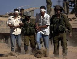 جنود الاحتلال يعتقلون مواطنا (الأرشيف)