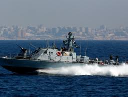 زوارق الاحتلال في عرض البحر