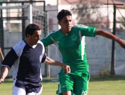 محمد وادي لاعب اتحاد الشجاعية يمينا