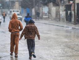 الحرارة أدنى من معدلها وتحذير من تدني مدى الرؤيا الافقية