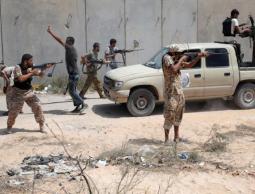 مقاتلو عملية البنيان المرصوص في إحدى المعارك بمدينة سرت (رويترز)