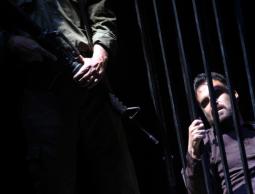 مشهد تمثيلي لمعاناة الأسرى في سجون الإحتلال (الأرشيف)