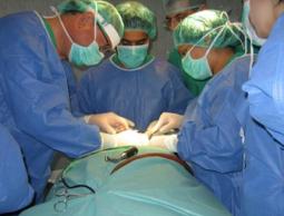 إجراء عملية جراحية في غزة (أرشيف) 