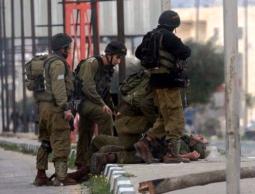 جندي اسرائيلي ملقاء على الأرض (أرشيف)