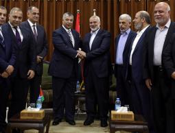 صورة للقاء رئيس المكتب السياسي لحركة حماس مع وزير المخابرات المصرية خالد فوزي 