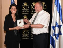 خلال لقاء ليبرمان مع هالي