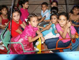 الأطفال الفلسطينيون على المراجيح في العيد 