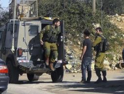 قوات الاحتلال تعتقل شابا فلسطينيًا (أرشيف)
