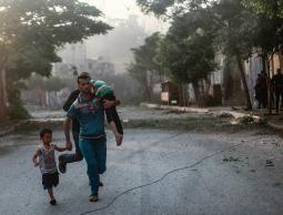 شاب فلسطيني خلال هروبه من القصف العشوائي للإحتلال