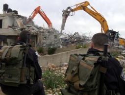 جرافة إسرائيلية تهم بهدم منزل فلسطيني "الأرشيف"