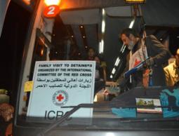 خلال زيارة ذوي أسرى القطاع