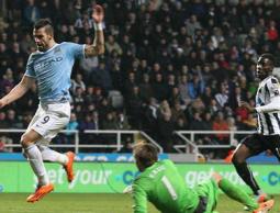 ألفارو نيغريدو لحظة تسجيل الهدف الثاني للسيتي