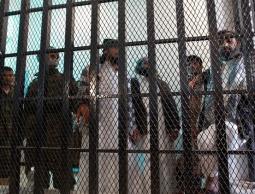 متهمون خلف القضبان (الأرشيف)