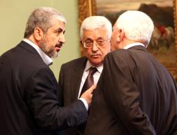 مشعل وعباس خلال لقاء بالقاهرة (الأرشيف)