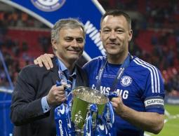 مورينيو يسارا وبجانبه تيري