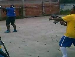 لاعبو الفريق البرازيلي يطلقون النار احتفالا بالفوز