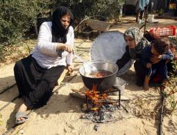مواطنة تطبخ على الحطب في غزة