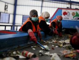 تدوير نفايات بغزة (الأرشيف)