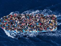 شهود عيان: غرق مركب يحمل نحو 400 مهاجر