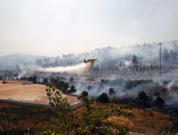 محاولة إخماد الحرائق بالطائرات