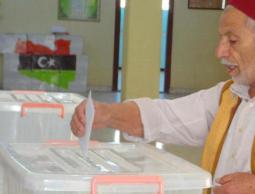 رجل يدلي بصوته في الانتخابات الليبية (أرشيف)