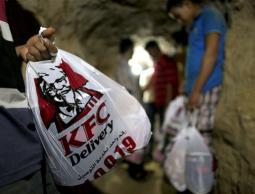 إيصال وجبات KFC عبر أحد الأنفاق إلى غزة