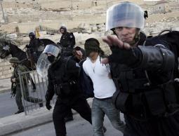 قوات الاحتلال تعتدي على شاب في القدس (الأرشيف)