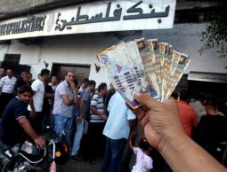 موظفون يتقاضون رواتبهم (الأرشيف)