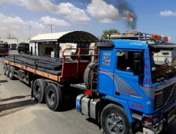 دخول شاحنه عبر معبر كرم ابو سالم (الأرشيف)