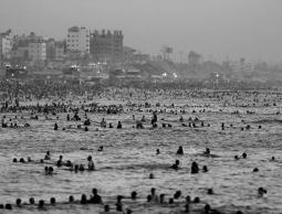 مواطنون من غزة يهربون للبحر من موجة الحر و إنقطاع التيار الكهربائي