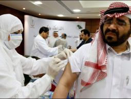 تطعيم أحد المصابين بالفيروس