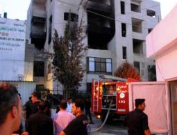  طواقم الدفاع المدني بعد اطفاء الحريق 