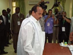 الرئيس الموريتاني محمد ولد عبد العزيز أثناء الانتخابات الرئاسية عام 2014