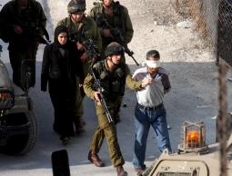 قوات الاحتلال تعتقل شاب فلسطيني (الأرشيف)