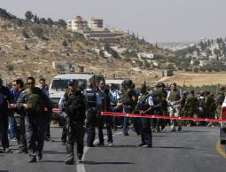 قوات الاحتلال تجري أعمال تمشيط في المكان بحثاُ عن منفذي العملية (أرشيف)