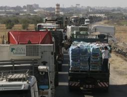 دخول شاحنات عبر معبر كرم ابو سالم