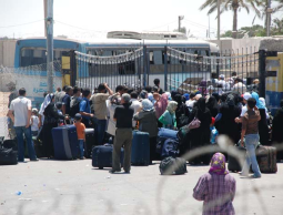 معاناة المسافرين على معبر رفح البري (الأرشيف)