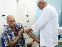 صورة "أرشيفية" لتطعيم الحجاج في قطاع غزة