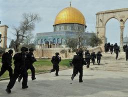 قوات الاحتلال خلال اقتحامها للاقصى 