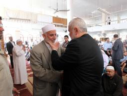 هنية يعزي الشيخ الأسطل بوفاة ولده أنس