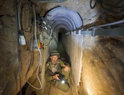 جندي إسرائيلي داخل أحد أنفاق المقاومة (الأرشيف)