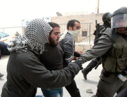 الاحتلال يعتقل شابًا 