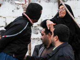 صورة لأم إيرانية تصفع قاتل ابنها وتنقذه من المشنقة