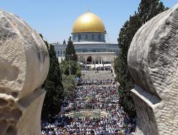 آلاف الفلسطينيين يزحفون نحو الأقصى بالجمعة الأخيرة من رمضان