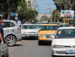 مركبات فلسطينية في أحد شوارع قطاع غزة (تصوير محمود أبو حصيرة)