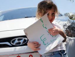 صورة طفلة أسير قطع راتب والدها تصوير موقع (حدث)