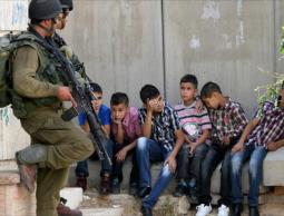 أطفال فلسطينيين يحتجزهم جنود الاحتلال