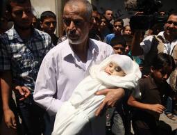 علي نجل القائد العام لكتائب القسام محمد الضيف خلال تييع جثمانه