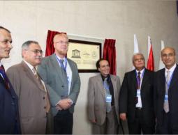 رؤساء الجامعات الفلسطينية وممثل اليونسكو بعد إزاحتهم الستار عن لافتة تأسيس كرسي اليونسكو